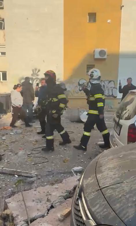 Explozie puternică într-un bloc din București, două etaje distruse. Arafat: "E risc de colaps". Sunt 3 morți, 14 răniți duși la spital 1015905