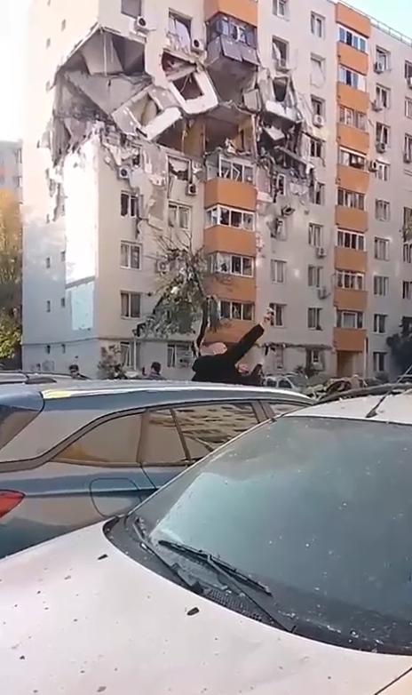 Explozie puternică într-un bloc din București, două etaje distruse. Arafat: "E risc de colaps". Sunt 3 morți, 14 răniți duși la spital 1015906