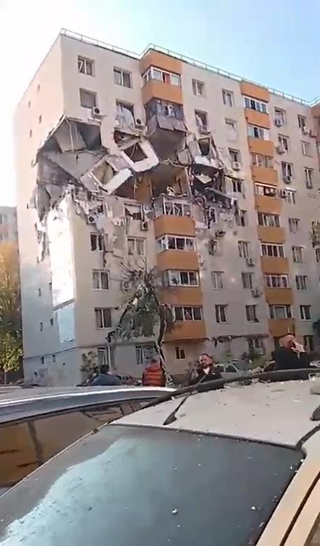Explozie puternică într-un bloc din București, două etaje distruse. Arafat: "E risc de colaps". Sunt 3 morți, 14 răniți duși la spital 1015907
