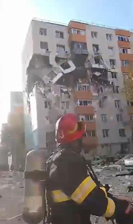 Explozie puternică într-un bloc din București, două etaje distruse. Arafat: "E risc de colaps". Sunt 3 morți, 14 răniți duși la spital 1015908