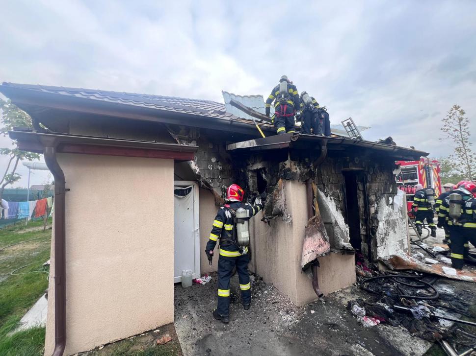 Incendiu la o magazie lipită de un azil de bătrâni din Ilfov. O persoană a fost găsită moartă 1016220