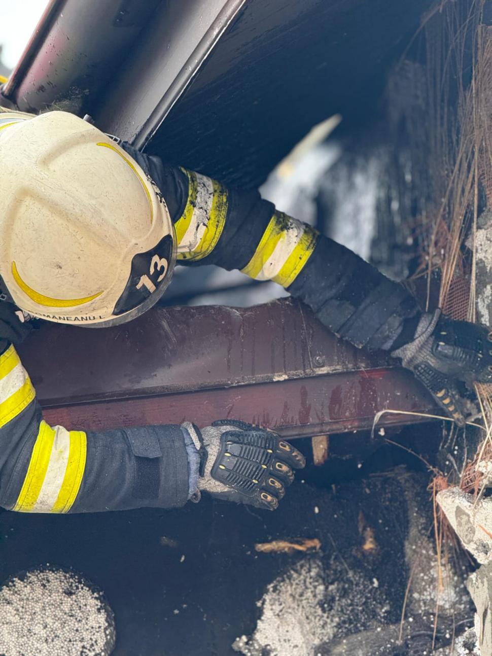 Incendiu la o magazie lipită de un azil de bătrâni din Ilfov. O persoană a fost găsită moartă 1016222