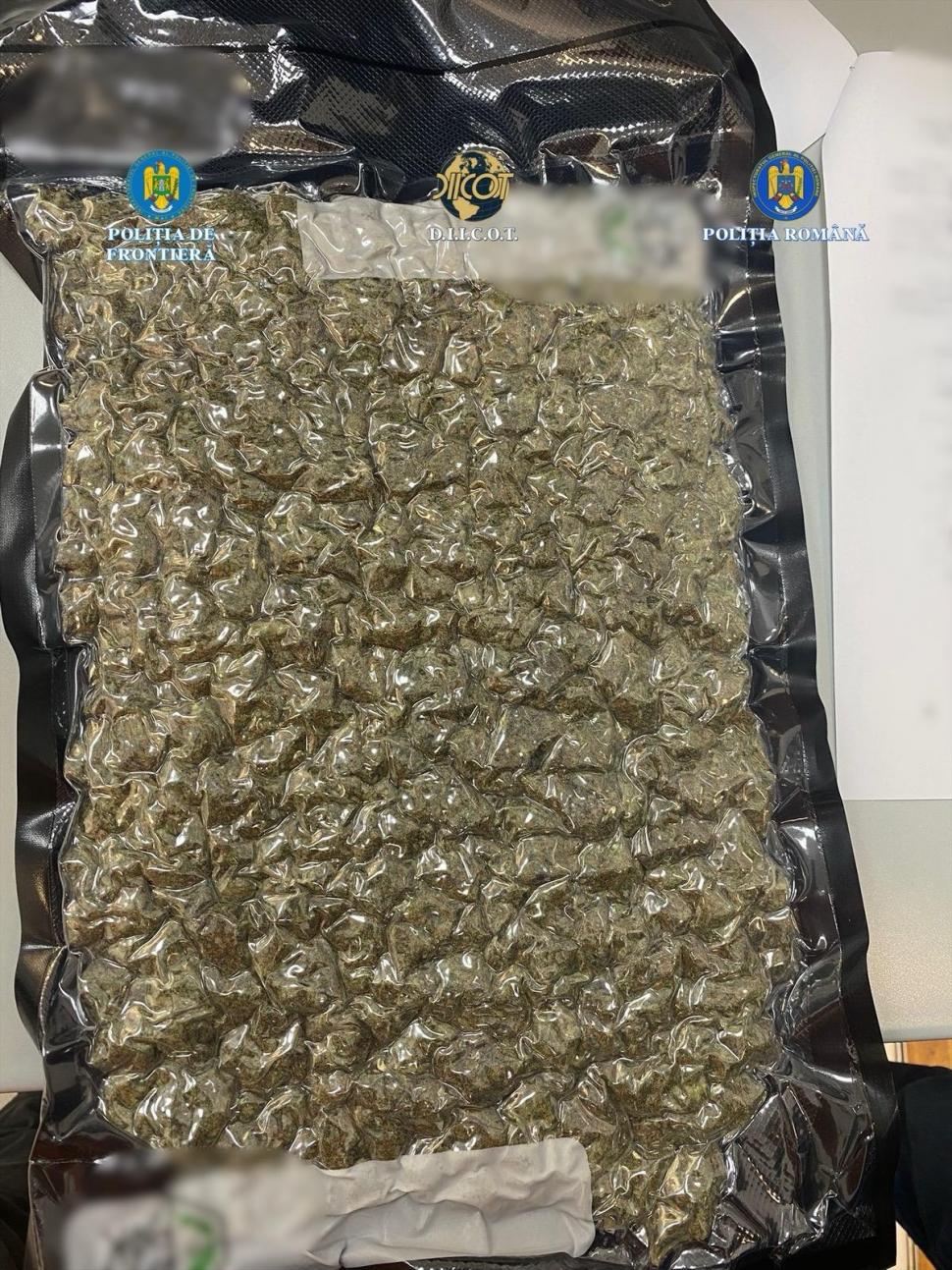 Un albanez a fost prins când încerca să introducă, în România, 22 de kilograme de canabis. Cum le transporta 1016203