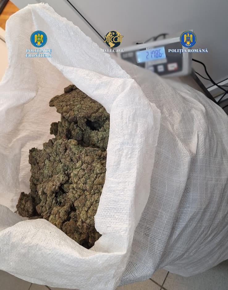 Un albanez a fost prins când încerca să introducă, în România, 22 de kilograme de canabis. Cum le transporta 1016204