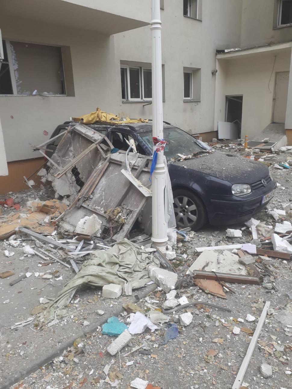 Imaginile dezastrului după explozia din Rahova. Cum arată casa unei familii de la un bloc vecin. „Am crezut că e bombă. Lumea urla” 1016299
