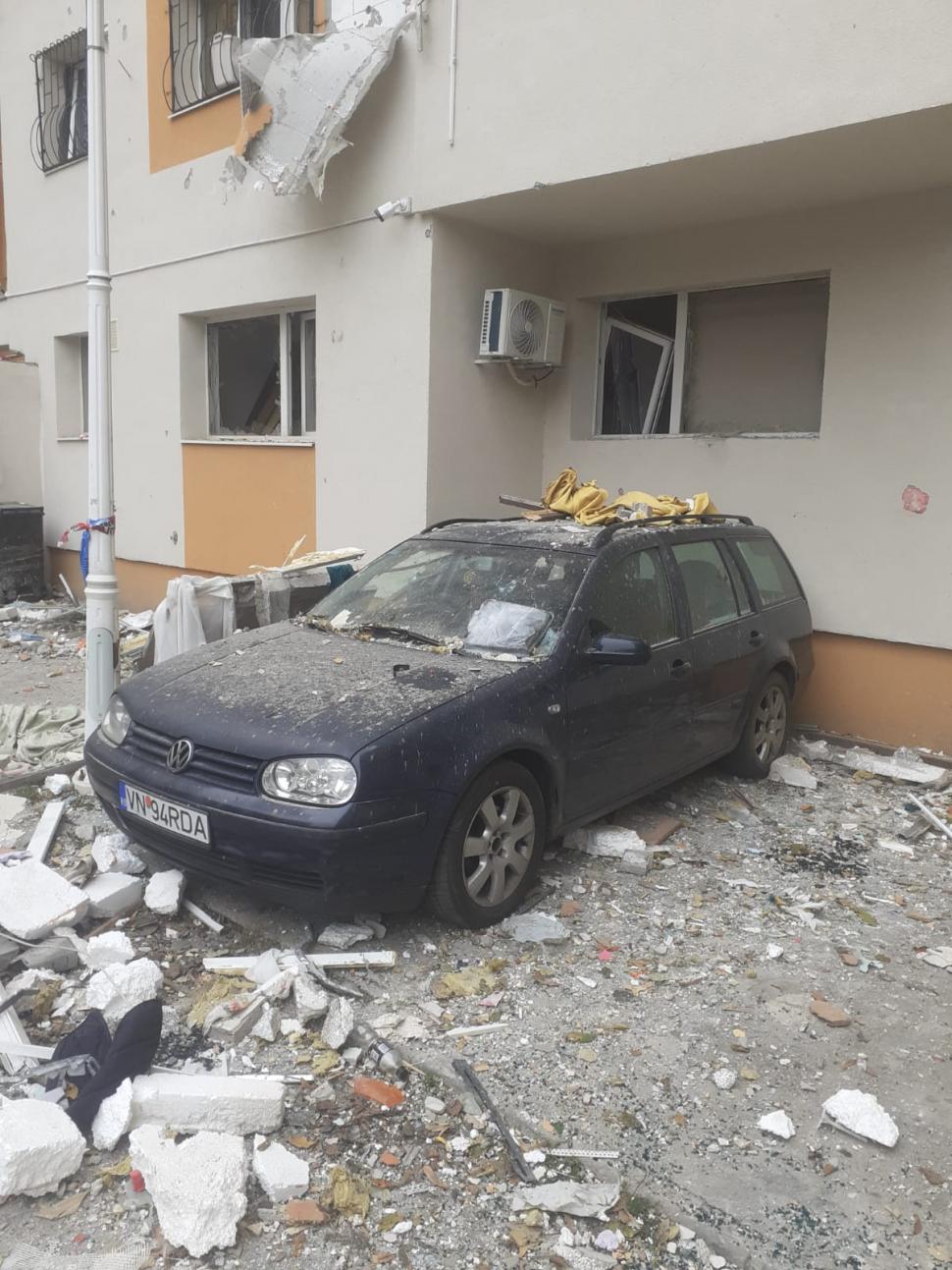 Imaginile dezastrului după explozia din Rahova. Cum arată casa unei familii de la un bloc vecin. „Am crezut că e bombă. Lumea urla” 1016300