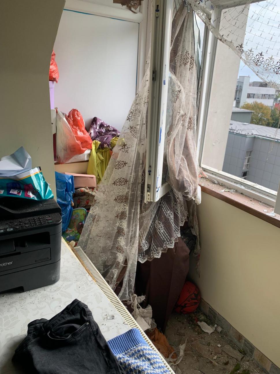 Imaginile dezastrului după explozia din Rahova. Cum arată casa unei familii de la un bloc vecin. „Am crezut că e bombă. Lumea urla” 1016303