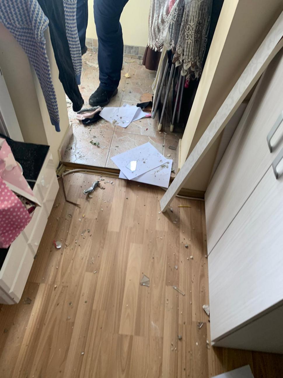 Imaginile dezastrului după explozia din Rahova. Cum arată casa unei familii de la un bloc vecin. „Am crezut că e bombă. Lumea urla” 1016304