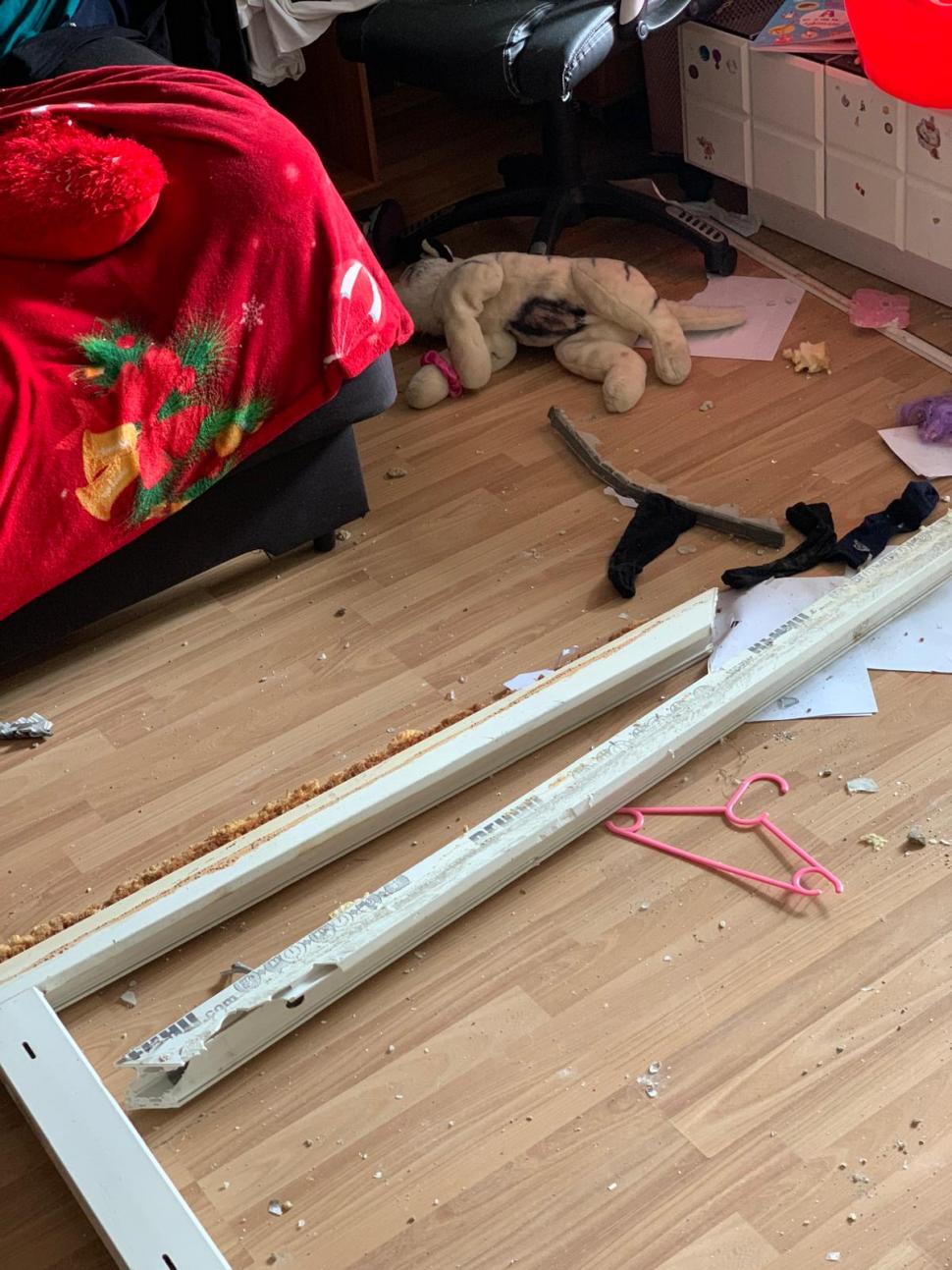 Imaginile dezastrului după explozia din Rahova. Cum arată casa unei familii de la un bloc vecin. „Am crezut că e bombă. Lumea urla” 1016306