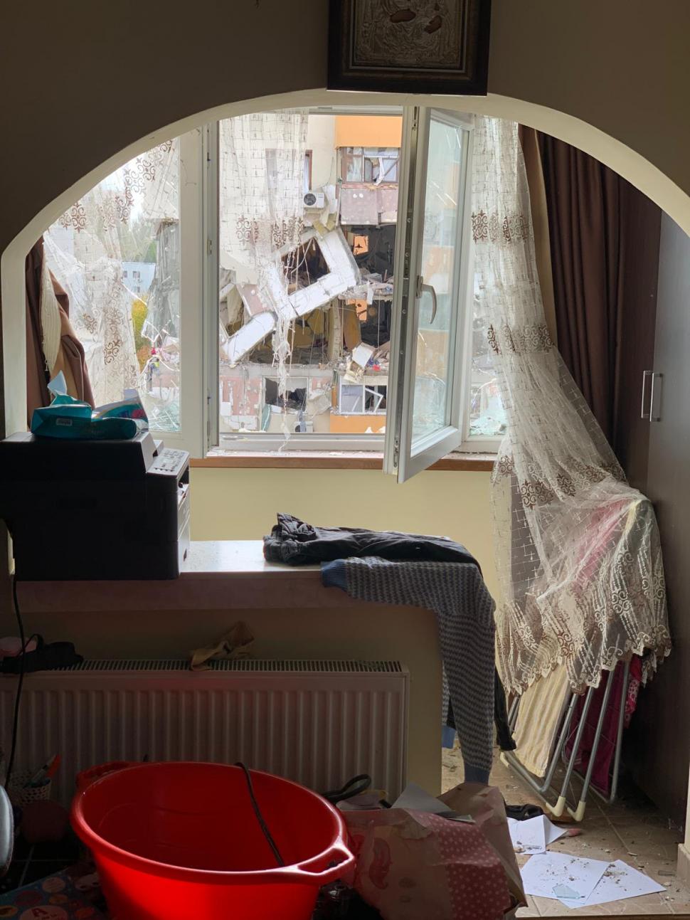Imaginile dezastrului după explozia din Rahova. Cum arată casa unei familii de la un bloc vecin. „Am crezut că e bombă. Lumea urla” 1016307