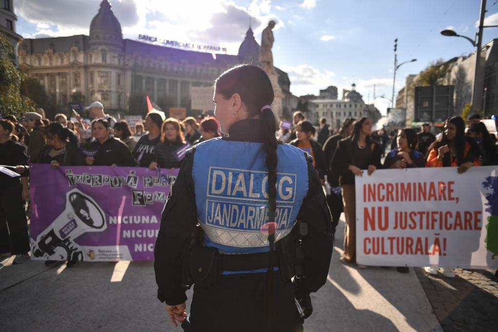 Mii de oameni au participat la marşul "Împreună pentru siguranţa femeilor" organizat în București 1016381