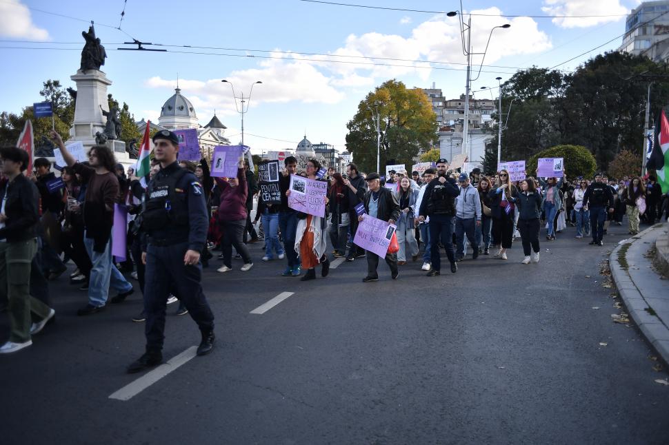 Mii de oameni au participat la marşul "Împreună pentru siguranţa femeilor" organizat în București 1016382