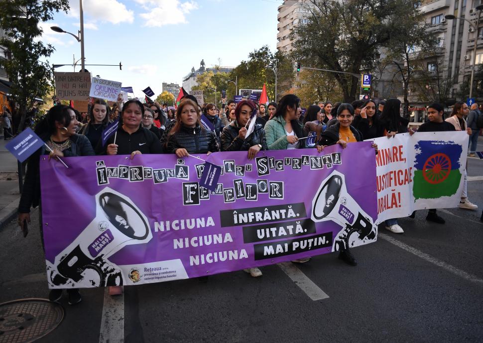 Mii de oameni au participat la marşul "Împreună pentru siguranţa femeilor" organizat în București 1016383