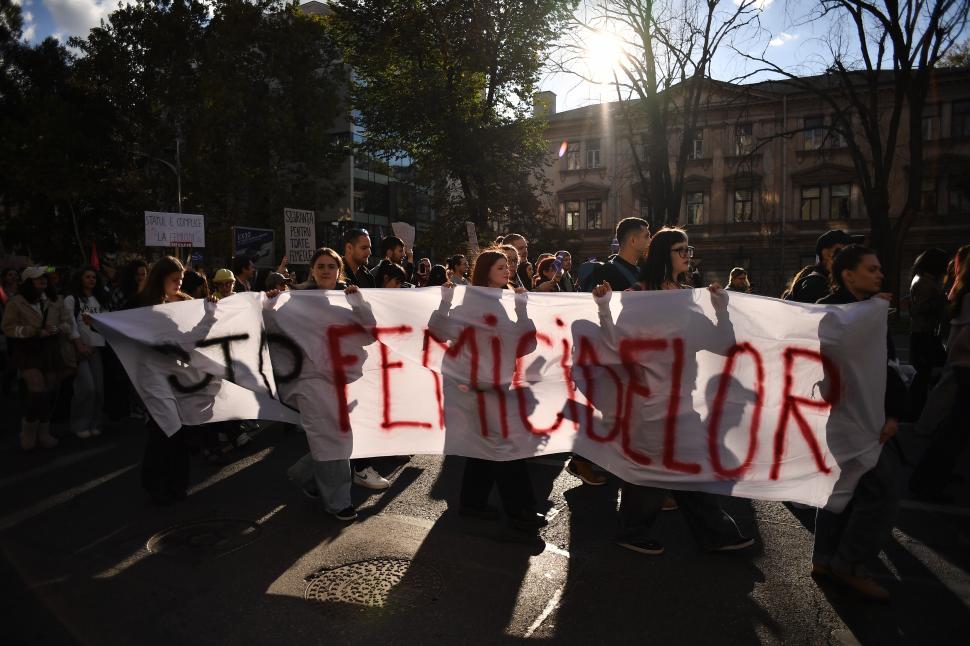 Mii de oameni au participat la marşul "Împreună pentru siguranţa femeilor" organizat în București 1016384