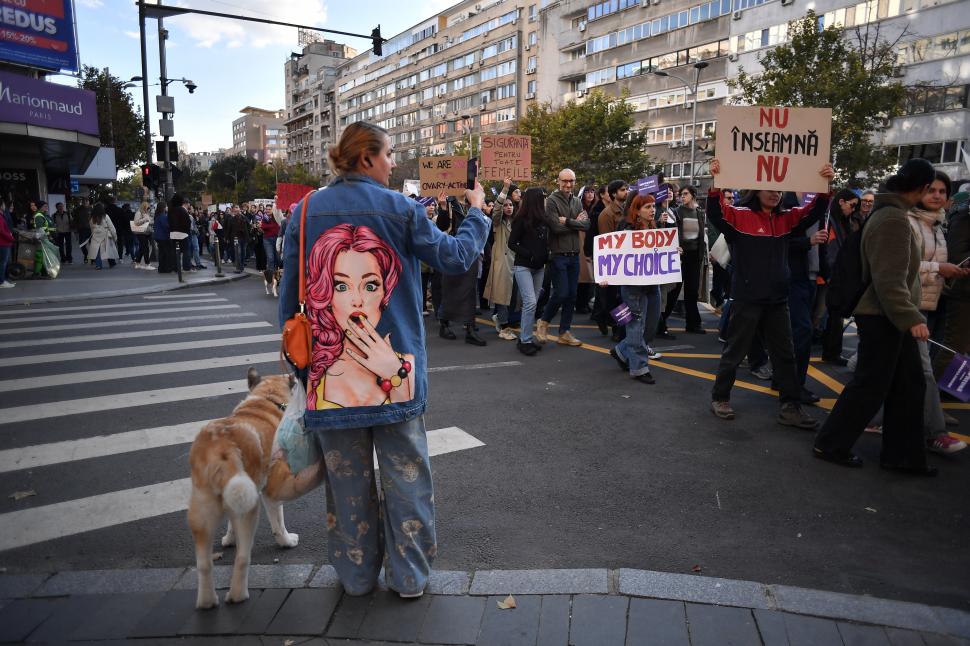 Mii de oameni au participat la marşul "Împreună pentru siguranţa femeilor" organizat în București 1016385