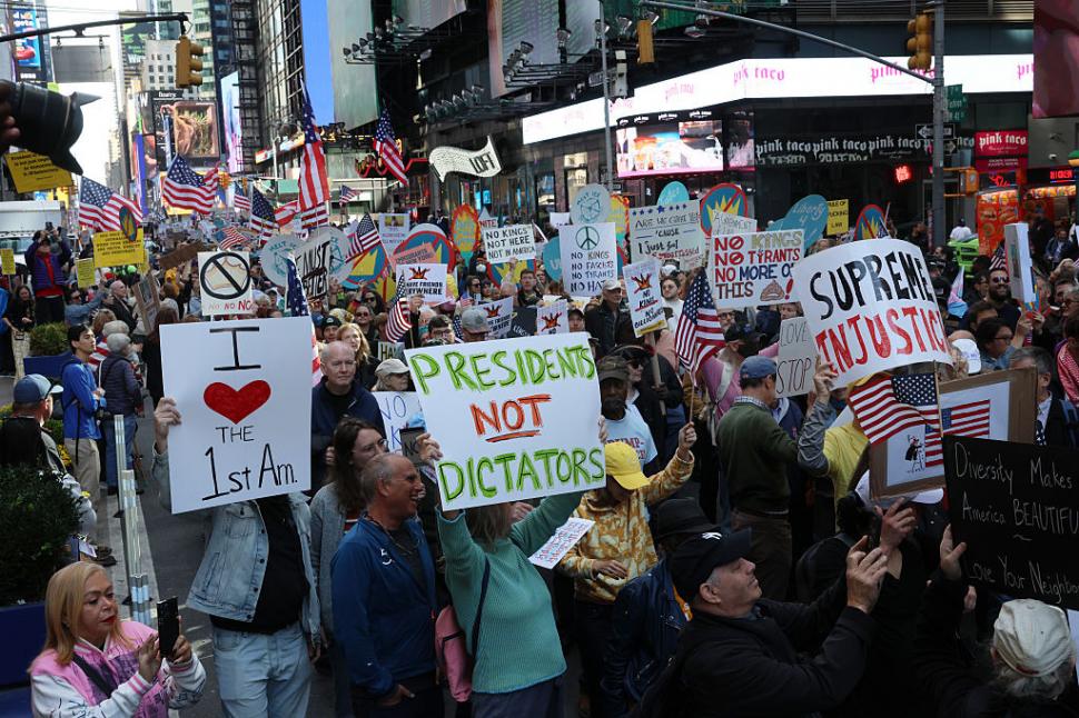 „No Kings”. Milioane de oameni au ieșit în stradă în toată America, nemulțumiți de politicile lui Trump 1016275