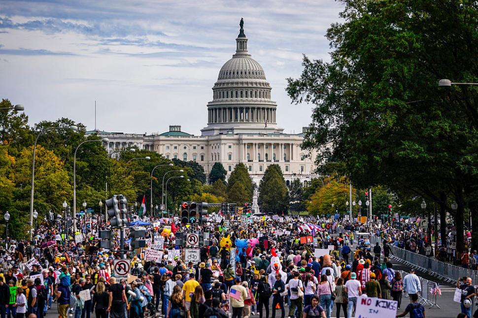 „No Kings”. Milioane de oameni au ieșit în stradă în toată America, nemulțumiți de politicile lui Trump 1016281