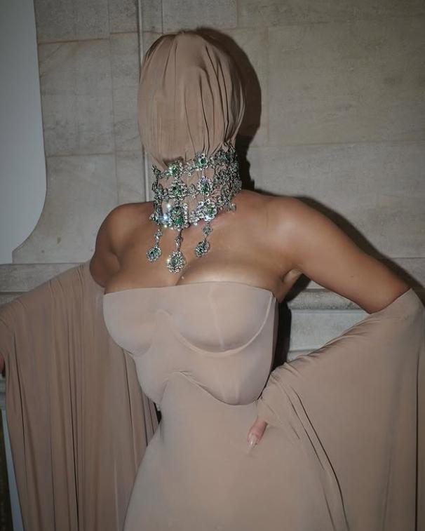 Apariție șocantă la un eveniment de la Hollywood. Toată lumea s-a întrebat cine este vedeta cu mască pe față: O dau jos ca să mănânc 1016457