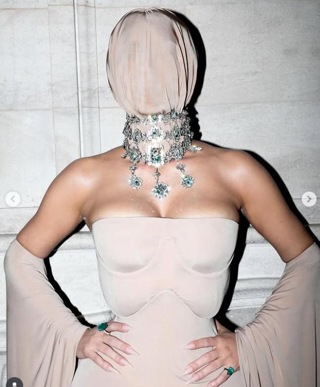 Apariție șocantă la un eveniment de la Hollywood. Toată lumea s-a întrebat cine este vedeta cu mască pe față: O dau jos ca să mănânc 1016458