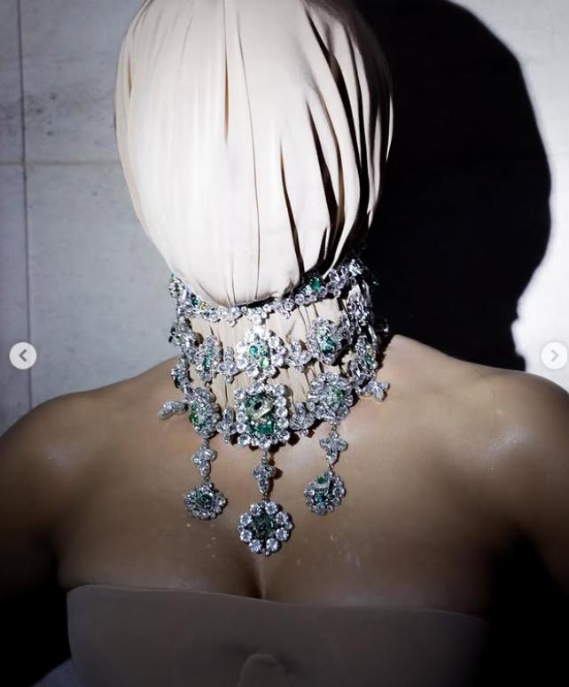 Apariție șocantă la un eveniment de la Hollywood. Toată lumea s-a întrebat cine este vedeta cu mască pe față: O dau jos ca să mănânc 1016459