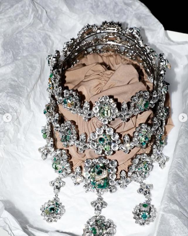 Apariție șocantă la un eveniment de la Hollywood. Toată lumea s-a întrebat cine este vedeta cu mască pe față: O dau jos ca să mănânc 1016460