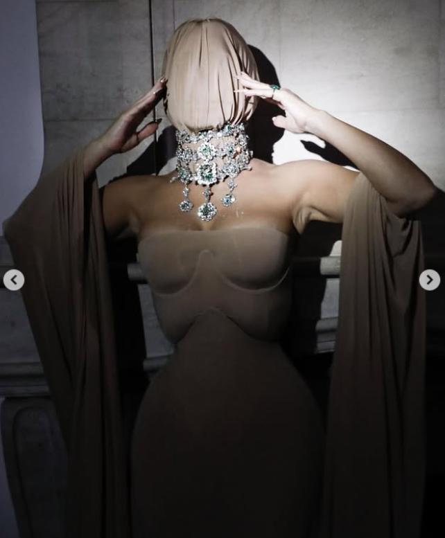 Apariție șocantă la un eveniment de la Hollywood. Toată lumea s-a întrebat cine este vedeta cu mască pe față: O dau jos ca să mănânc 1016462