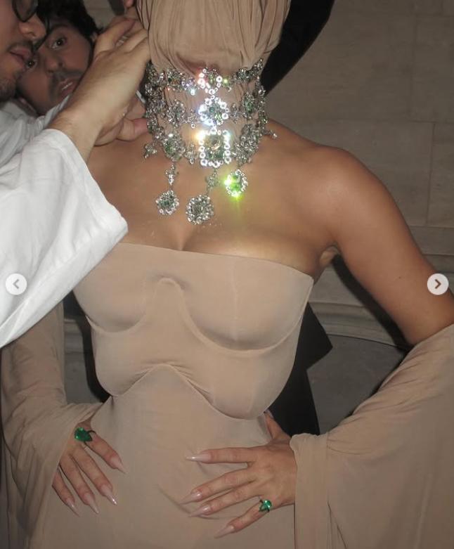 Apariție șocantă la un eveniment de la Hollywood. Toată lumea s-a întrebat cine este vedeta cu mască pe față: O dau jos ca să mănânc 1016463