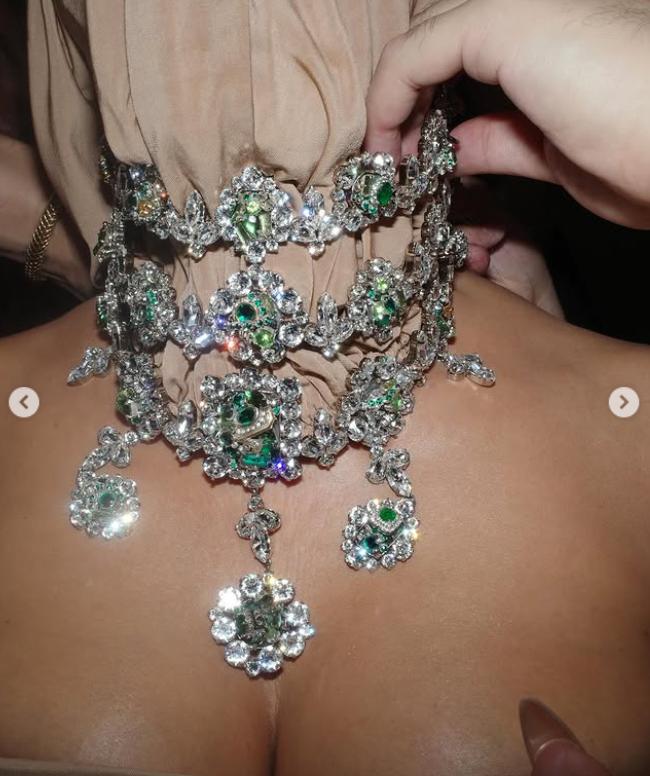 Apariție șocantă la un eveniment de la Hollywood. Toată lumea s-a întrebat cine este vedeta cu mască pe față: O dau jos ca să mănânc 1016464