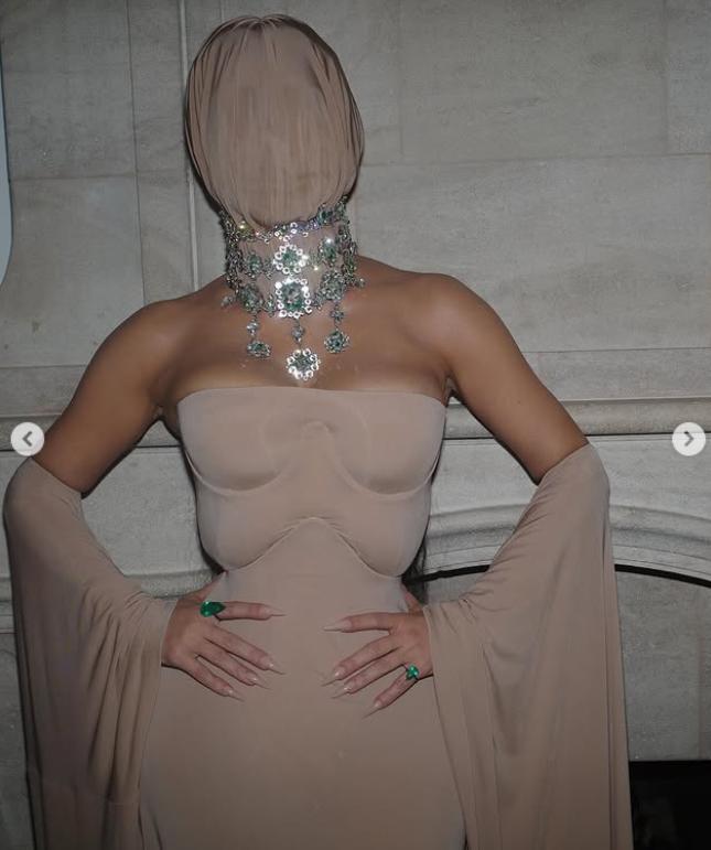 Apariție șocantă la un eveniment de la Hollywood. Toată lumea s-a întrebat cine este vedeta cu mască pe față: O dau jos ca să mănânc 1016465