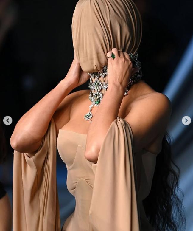 Apariție șocantă la un eveniment de la Hollywood. Toată lumea s-a întrebat cine este vedeta cu mască pe față: O dau jos ca să mănânc 1016466