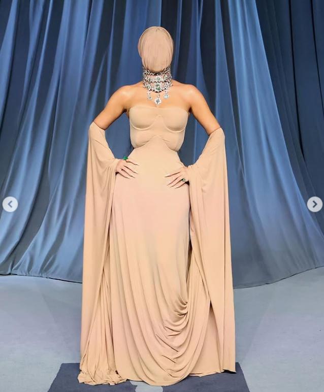 Apariție șocantă la un eveniment de la Hollywood. Toată lumea s-a întrebat cine este vedeta cu mască pe față: O dau jos ca să mănânc 1016467