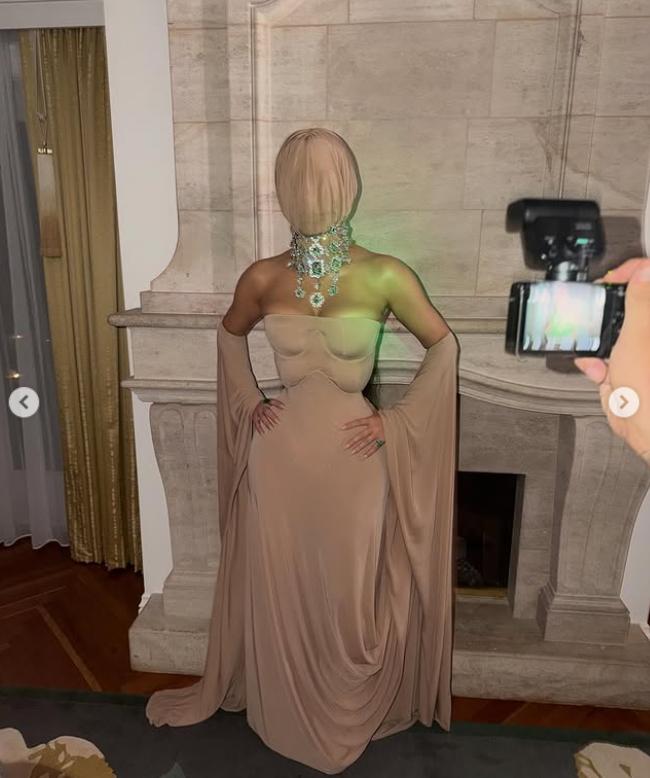 Apariție șocantă la un eveniment de la Hollywood. Toată lumea s-a întrebat cine este vedeta cu mască pe față: O dau jos ca să mănânc 1016468