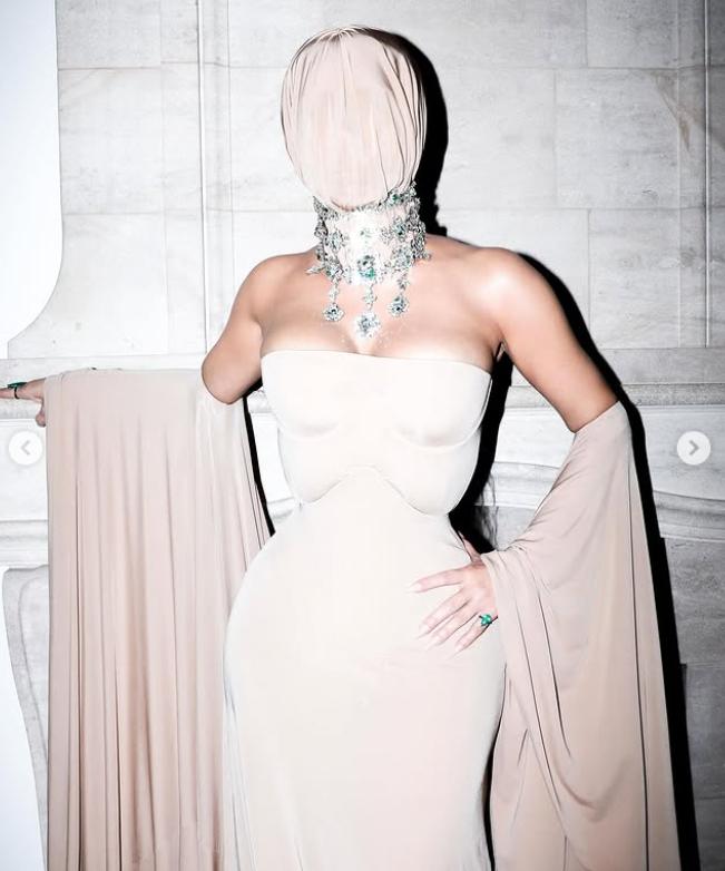 Apariție șocantă la un eveniment de la Hollywood. Toată lumea s-a întrebat cine este vedeta cu mască pe față: O dau jos ca să mănânc 1016469