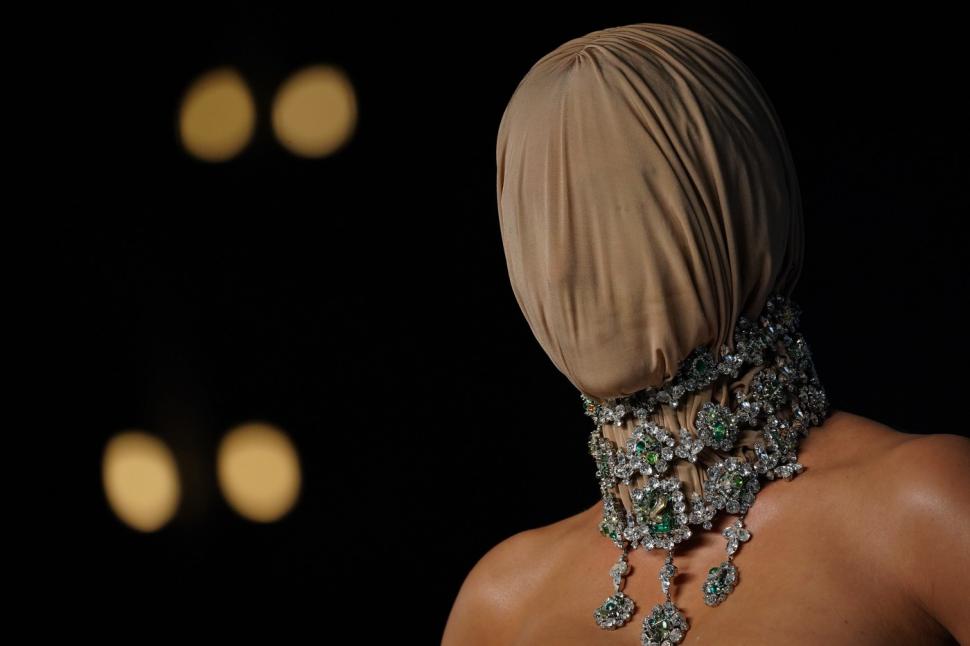 Apariție șocantă la un eveniment de la Hollywood. Toată lumea s-a întrebat cine este vedeta cu mască pe față: O dau jos ca să mănânc 1016470