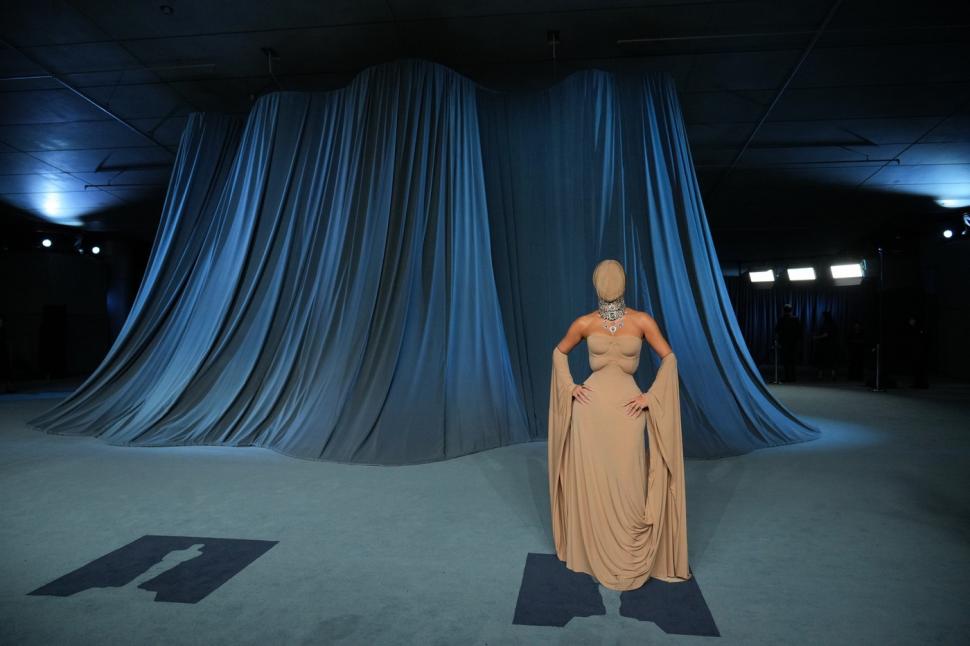 Apariție șocantă la un eveniment de la Hollywood. Toată lumea s-a întrebat cine este vedeta cu mască pe față: O dau jos ca să mănânc 1016471