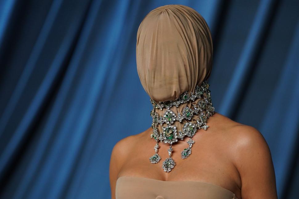 Apariție șocantă la un eveniment de la Hollywood. Toată lumea s-a întrebat cine este vedeta cu mască pe față: O dau jos ca să mănânc 1016472