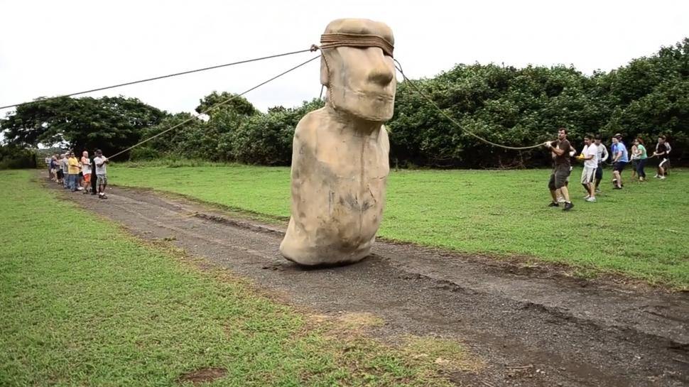 Cercetătorii sunt aproape să dezlege misterul celebrelor statui de pe Insula Paștelui. Metoda care le-a permis „să meargă” 1016448