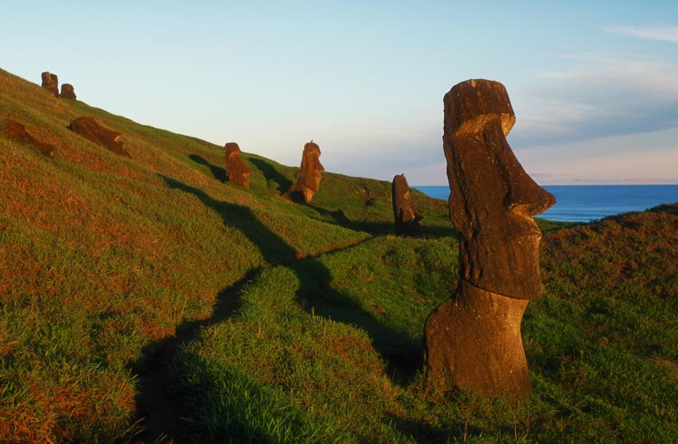 Cercetătorii sunt aproape să dezlege misterul celebrelor statui de pe Insula Paștelui. Metoda care le-a permis „să meargă” 1016499