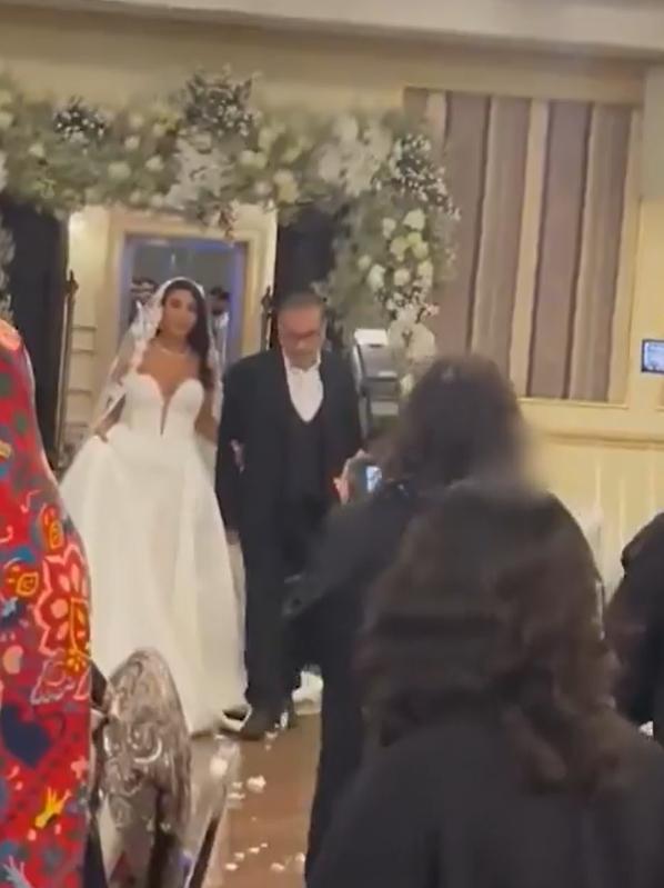 Furie în Iran. În timp ce femeile sunt obligate să poarte hijab, un înalt oficial și-a măritat fata într-o rochie cu decolteu adânc 1016658