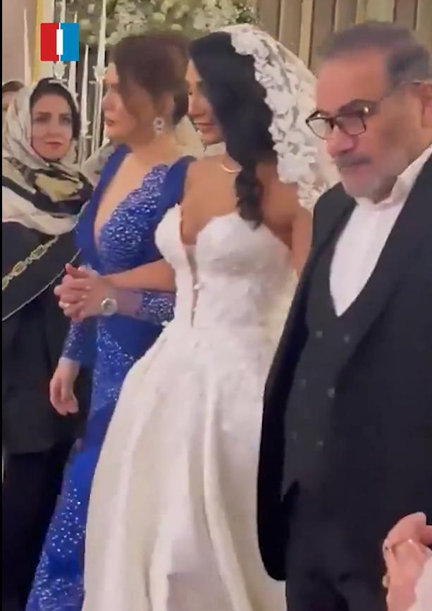 Furie în Iran. În timp ce femeile sunt obligate să poarte hijab, un înalt oficial și-a măritat fata într-o rochie cu decolteu adânc 1016660