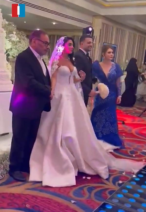 Furie în Iran. În timp ce femeile sunt obligate să poarte hijab, un înalt oficial și-a măritat fata într-o rochie cu decolteu adânc 1016661