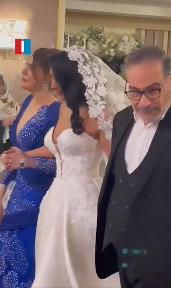 Furie în Iran. În timp ce femeile sunt obligate să poarte hijab, un înalt oficial și-a măritat fata într-o rochie cu decolteu adânc 1016685