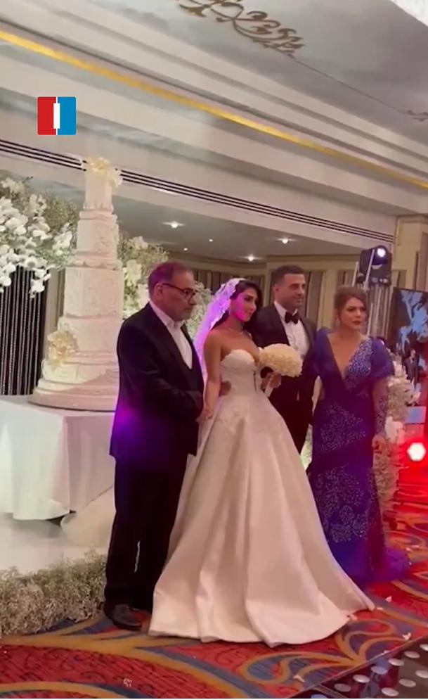 Furie în Iran. În timp ce femeile sunt obligate să poarte hijab, un înalt oficial și-a măritat fata într-o rochie cu decolteu adânc 1016686