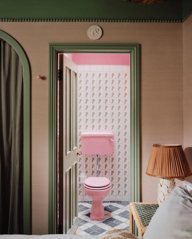 O fostă toaletă publică din mijlocul străzii a fost transformată în hotel de lux. Cât costă noaptea de cazare și cum arată în interior 1016512