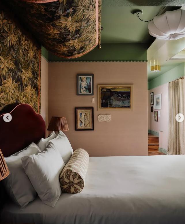 O fostă toaletă publică din mijlocul străzii a fost transformată în hotel de lux. Cât costă noaptea de cazare și cum arată în interior 1016513