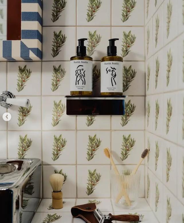 O fostă toaletă publică din mijlocul străzii a fost transformată în hotel de lux. Cât costă noaptea de cazare și cum arată în interior 1016514