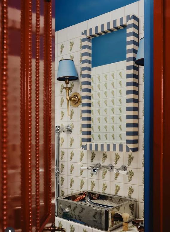 O fostă toaletă publică din mijlocul străzii a fost transformată în hotel de lux. Cât costă noaptea de cazare și cum arată în interior 1016516