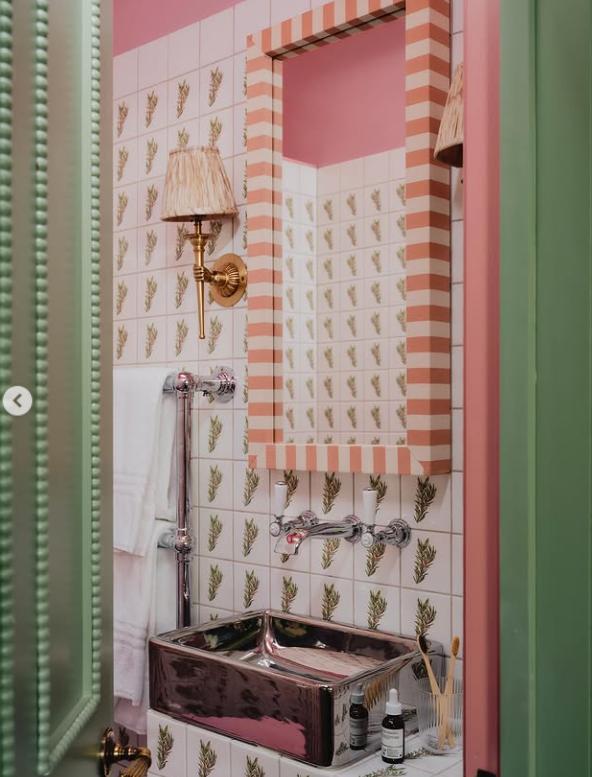 O fostă toaletă publică din mijlocul străzii a fost transformată în hotel de lux. Cât costă noaptea de cazare și cum arată în interior 1016517