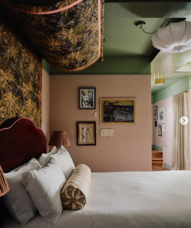 O fostă toaletă publică din mijlocul străzii a fost transformată în hotel de lux. Cât costă noaptea de cazare și cum arată în interior 1016518