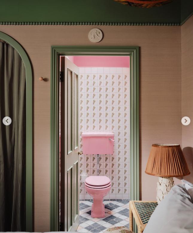 O fostă toaletă publică din mijlocul străzii a fost transformată în hotel de lux. Cât costă noaptea de cazare și cum arată în interior 1016519